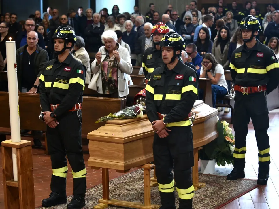 I vigili del fuoco vicino al feretro