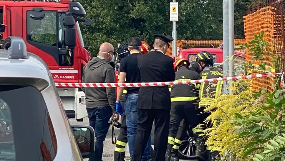 Le Forze dell’ordine in via don Carminati a Boltiere dove è stato trovato un uomo morto in un’auto in sosta