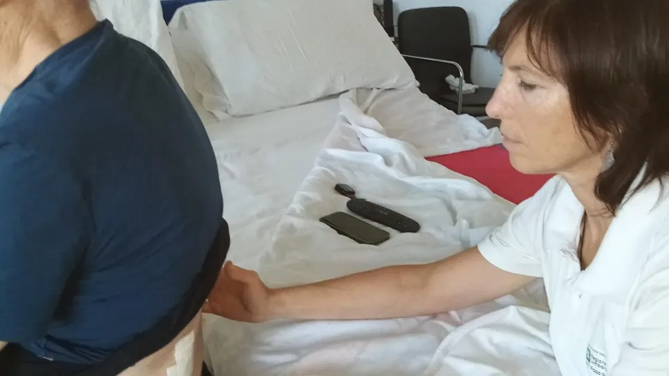 Sara Gelfi, infermiera delle cure palliative dell’Asst Papa Giovanni XXIII, a casa di un paziente Sara Gelfi, infermiera delle cure palliative dell’Asst Papa Giovanni XXIII, a casa di un paziente