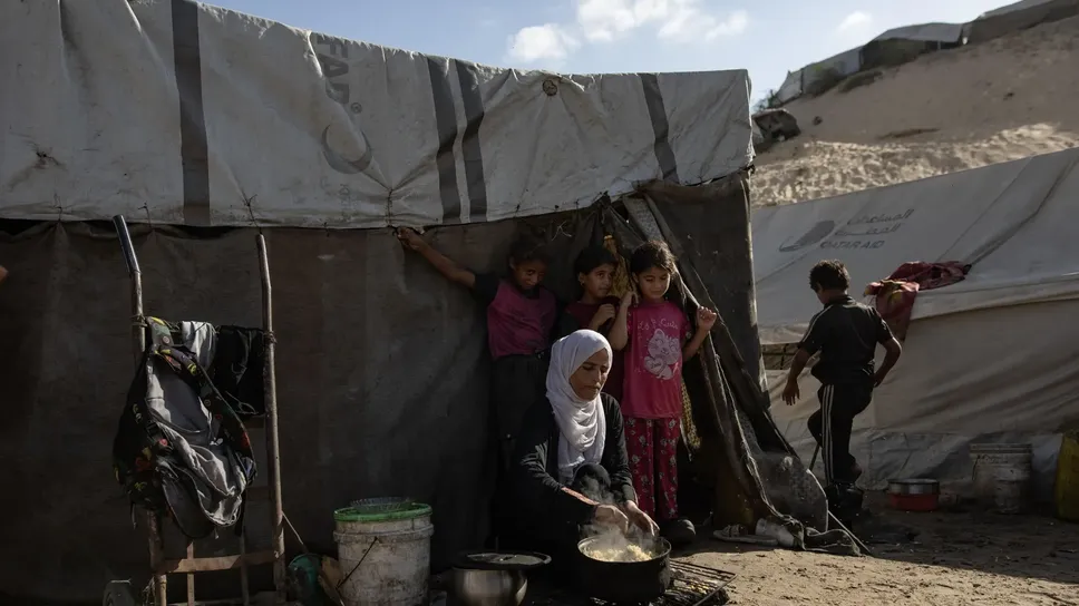 Una famiglia sfollata nella zona di Al-Mawasi di Khan Younis, nella Striscia di Gaza