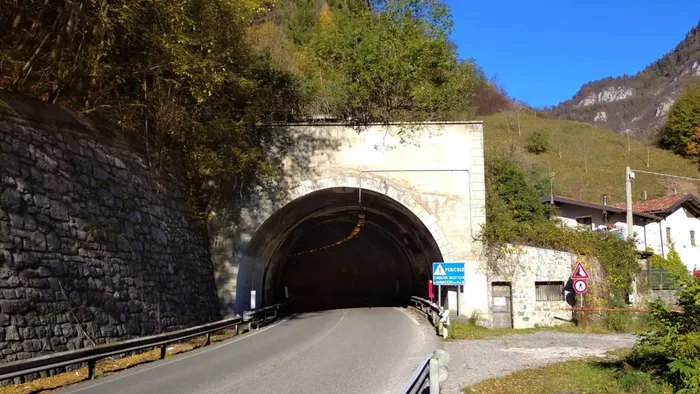 valle di scalve lavori in via mala chiude di notte la galleria castagneti