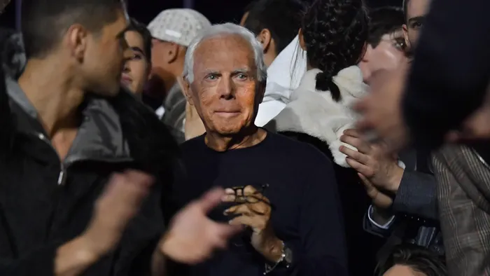 https://storage.ecodibergamo.it/media/photologue/2025/9/4/photos/cache/addio-a-giorgio-armani-re-della-moda-sobria-ed-elegante-la-generosita-per-be_99c00a70-8991-11f0-bb73-e14b66d64ae4_1920_1080_v3_large_16_9.webp