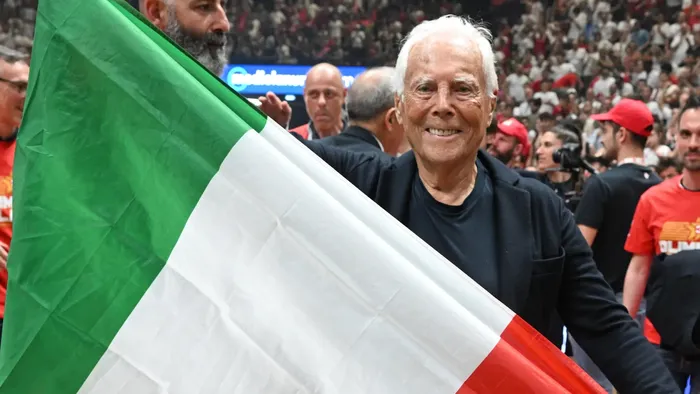 Armani, l’omaggio allo stadio di Bergamo durante il match Italia Estonia Armani, l’omaggio allo stadio di Bergamo durante il match Italia Estonia