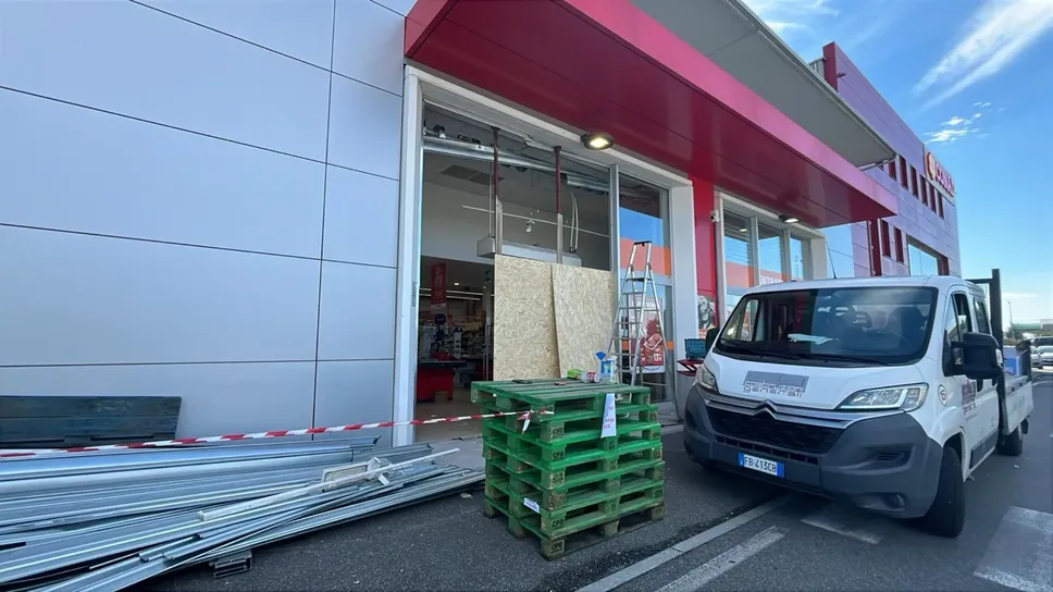 La saracinesca divelta alla Conad di Bolgare: in azione un commando di ladri con un furgone ariete