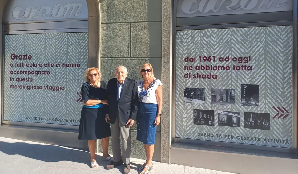 Romolo Volpi tra le nipoti Maria Grazia, a sinistra, e Monica Romolo Volpi tra le nipoti Maria Grazia, a sinistra, e Monica