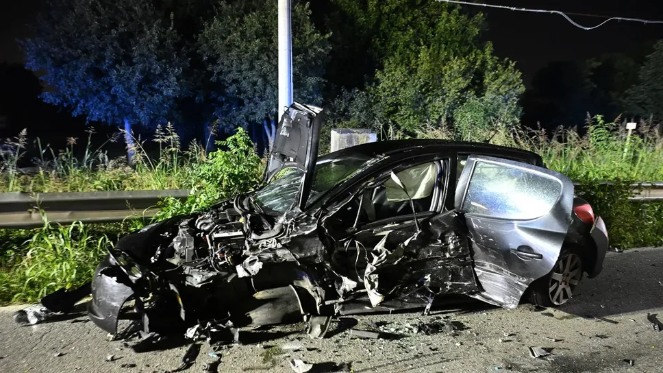 Une delle auto distrutte nell’incidente di Brignano Une delle auto distrutte nell’incidente di Brignano