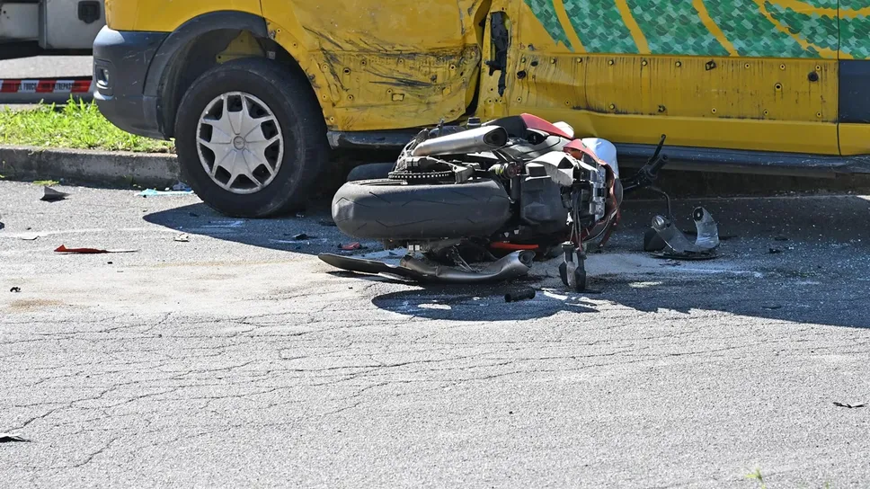 La scontro tra un furgone di spedizioni e una moto Kawasaki: morto un 79enne a Spirano La scontro tra un furgone di spedizioni e una moto Kawasaki: morto un 79enne a Spirano