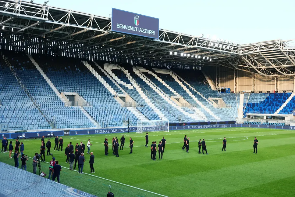 «Bentornati azzurri» si legge nel display dellos stadio di Bergamo: stasera l’Italia sfida l’Estonia