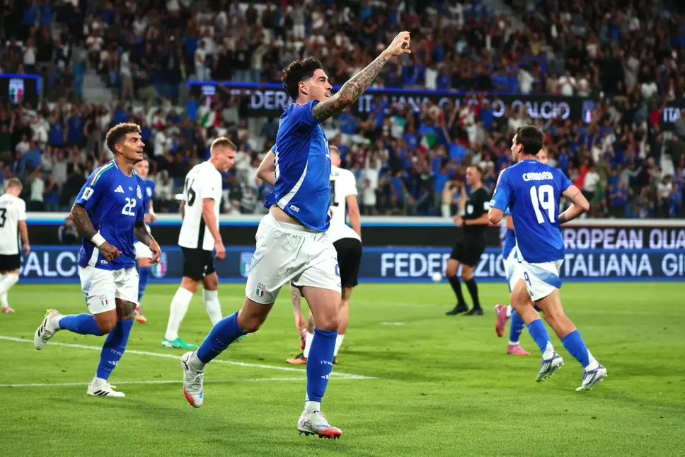 Alessandro Bastoni festeggia il gol