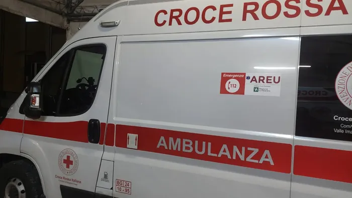 Colpito da barre metalliche a Cene: grave un operaio di 54 anni