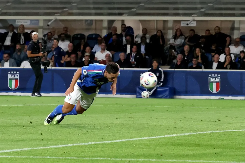 Il gol di testa di Raspadori