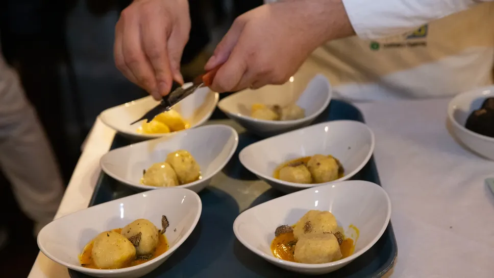 La cena è organizzata dall’Associazione Cuochi Bergamaschi La cena è organizzata dall’Associazione Cuochi Bergamaschi