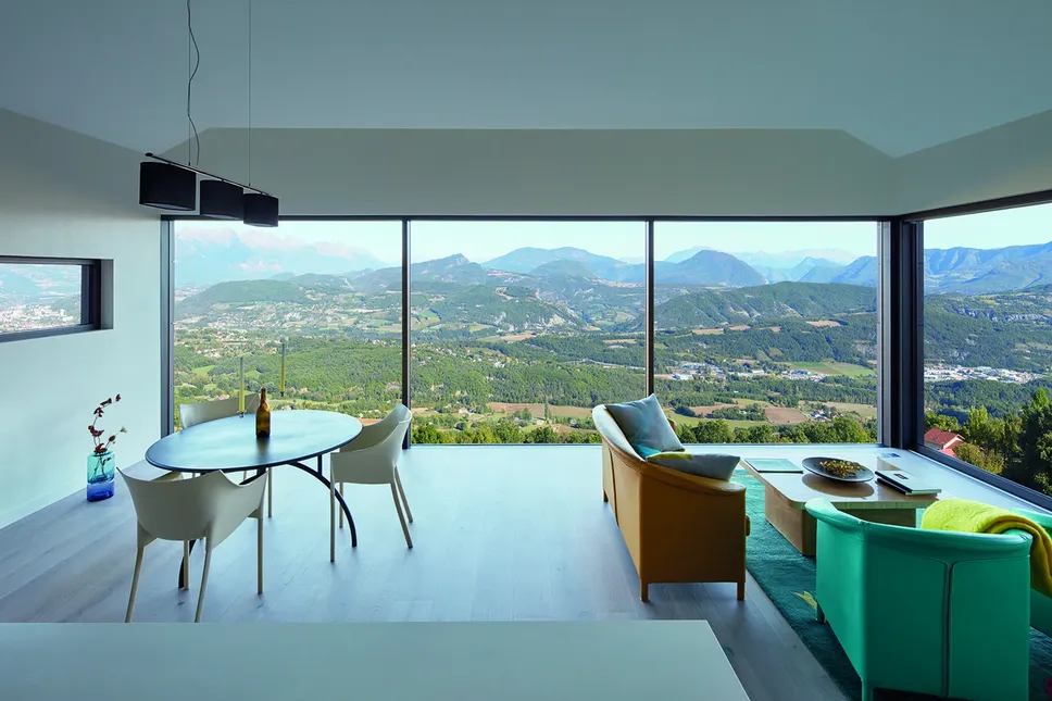 Finiture su misura, vetri con funzioni fonoisolanti, ferramenta rinforzata e chiusure multipunto sono scelte che aumentano comfort e tranquillità Finiture su misura, vetri con funzioni fonoisolanti, ferramenta rinforzata e chiusure multipunto sono scelte che aumentano comfort e tranquillità