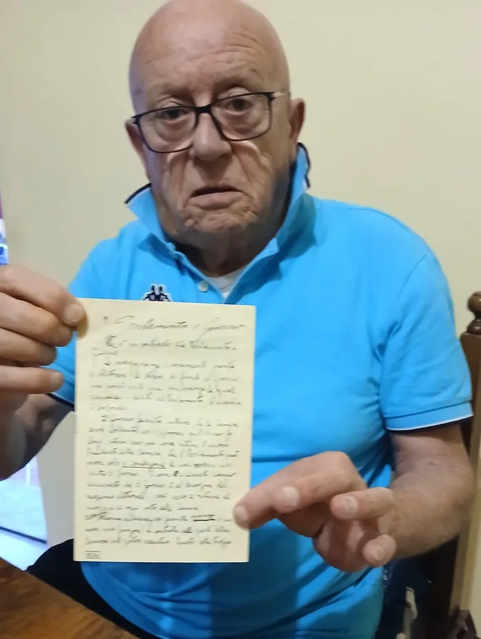 Attilio Magatti con il documento storico ritrovato