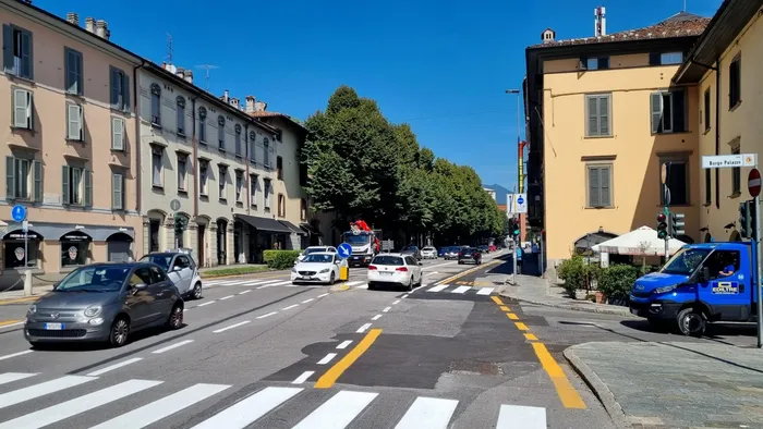 Via Frizzoni torna «libera» dopo mesi di rallentamenti Via Frizzoni torna «libera» dopo mesi di rallentamenti