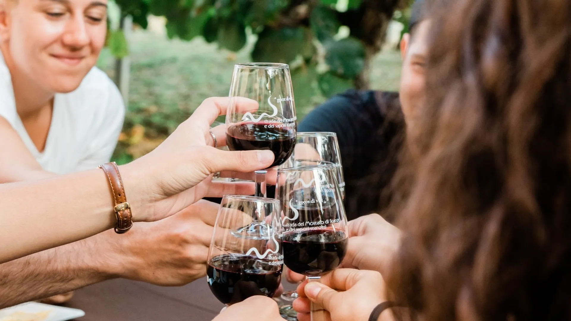 https://storage.ecodibergamo.it/media/photologue/2025/9/5/photos/in-alto-i-calici-per-la-festa-del-moscato-di-scanzo_7cde7ef4-8979-11f0-bb73-e14b66d64ae4_1920_1080.webp