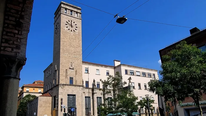 Dalla vasca ai portoni, il Palazzo delle Poste di Bergamo mostra i segni del tempo Foto Dalla vasca ai portoni, il Palazzo delle Poste di Bergamo mostra i segni del tempo Foto