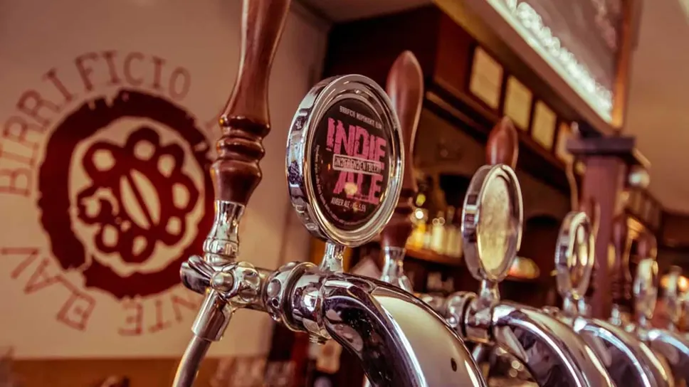 Le spine dell’Osteria della birra in Piazza Mascheroni in una foto d’archivio. Le spine dell’Osteria della birra in Piazza Mascheroni in una foto d’archivio.