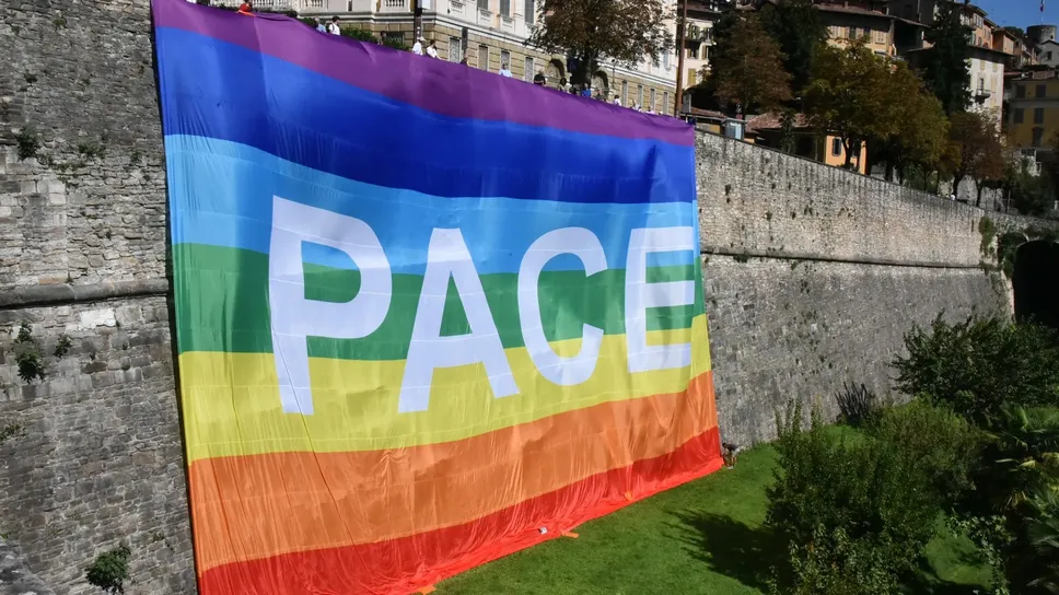 L’enorme bandiera srotolata dalle Mura L’enorme bandiera srotolata dalle Mura