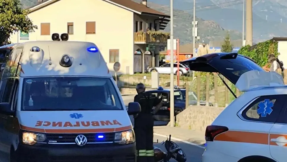 I mezzi di soccorso del 118 intervenuti sul luogo dell’incidente in una immagine di «Aosta Sera»