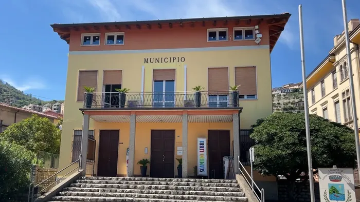 https://storage.ecodibergamo.it/media/photologue/2025/9/6/photos/cache/tavernola-dopo-i-danni-giovane-si-fa-avanti-e-si-scusa-con-il-sindaco_15b82374-8a8c-11f0-bb73-e14b66d64ae4_1920_1080_v3_large_16_9.webp