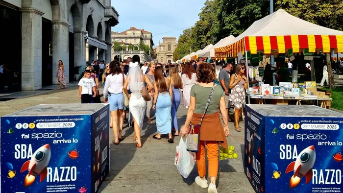 Bergamo, lo Sbarazzo fa il pienone: tre giorni di offerte e successo per i gazebo in centro Foto e video Bergamo, lo Sbarazzo fa il pienone: tre giorni di offerte e successo per i gazebo in centro Foto e video