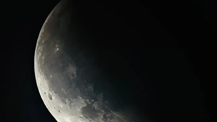 https://storage.ecodibergamo.it/media/photologue/2025/9/7/photos/cache/con-lo-sguardo-al-cielo-nonostante-le-nuvole-ecco-leclissi-lunare-foto-e-vid_3503ebfc-8c29-11f0-bb73-e14b66d64ae4_1920_1080_v3_large_16_9.webp