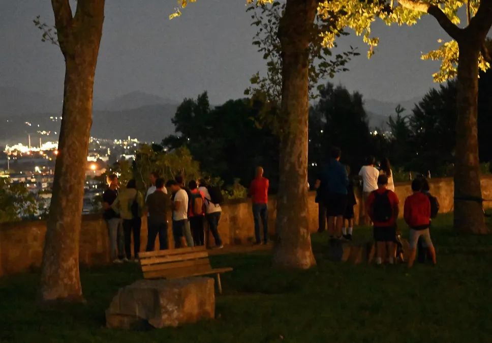 Gnte al buio in attesa dell’eclissi