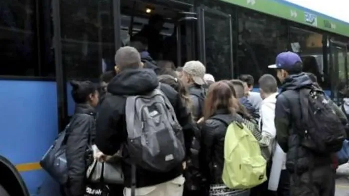 Riaprono le scuole: nella Bergamasca 30mila sui bus. Corse raddoppiate in provincia Riaprono le scuole: nella Bergamasca 30mila sui bus. Corse raddoppiate in provincia