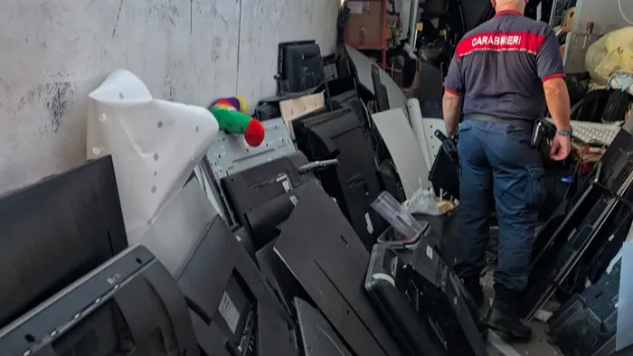 rifiuti elettronici stoccati illecitamente sequestrato un capannone a lallio