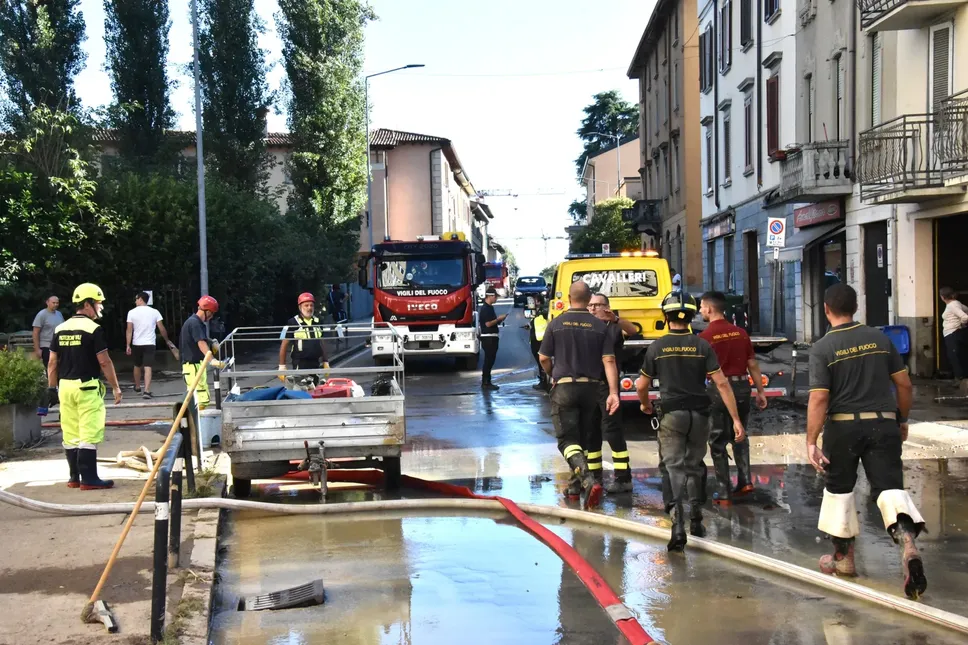 Allagamenti per il maltempo l’esondazione del Morla in via baioni intervento dei vigili del fuococ Allagamenti per il maltempo l’esondazione del Morla in via baioni intervento dei vigili del fuococ