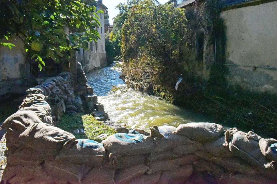 Sacchi di protezione contro le esondazioni del torrente morla