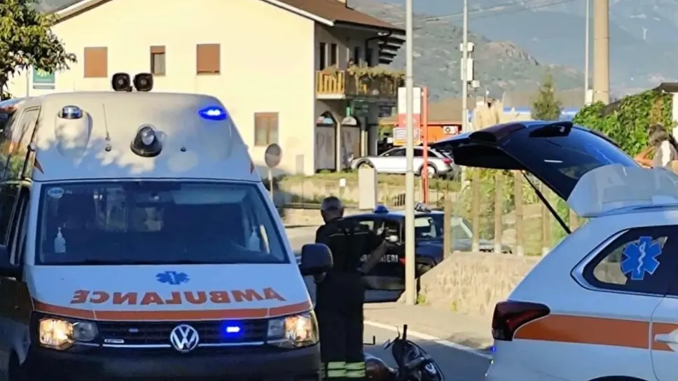 I mezzi di soccorso del 118 intervenuti sul luogo dell’incidente in una immagine di «Aosta Sera» I mezzi di soccorso del 118 intervenuti sul luogo dell’incidente in una immagine di «Aosta Sera»