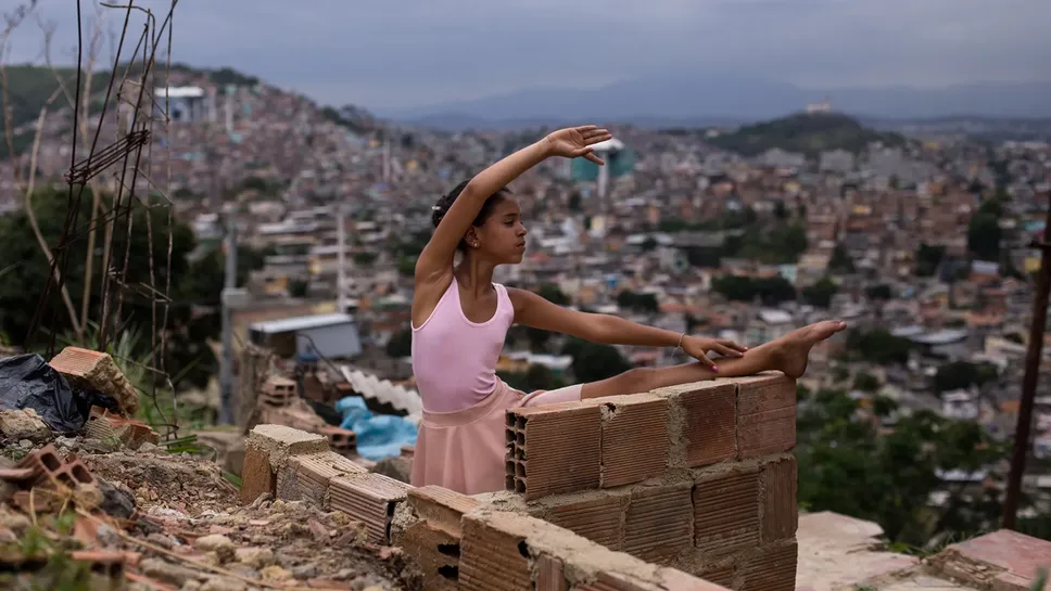 Una delle foto di Na Ponta dos Pés (Sebastian Gil Miranda): un progetto di danza per l’emancipazione femminile nelle favelas di Rio, la mostra in collaborazione con festival Fotografica è presente nella rassegna «Segni dell’anima» organizzata dal Ttb al Monastero del Carmine in Città Alta dal 12 al 21 settembre