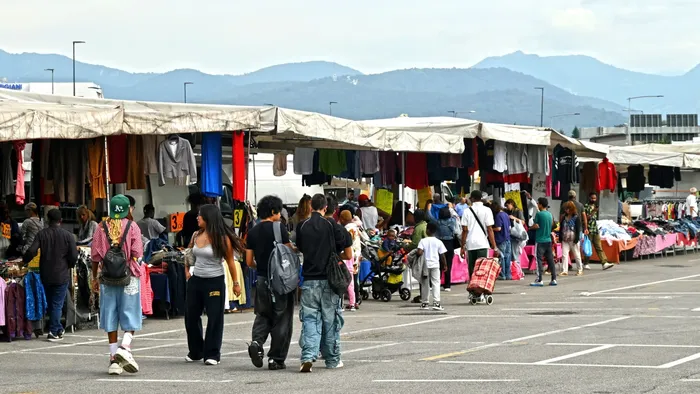 Tolti i «buchi» dei banchi vuoti e nuovo parcheggio: in via Spino ha debuttato il mercato ridotto