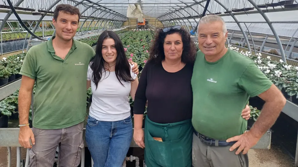 La famiglia Ghezzi all’interno del loro vivaio La famiglia Ghezzi all’interno del loro vivaio