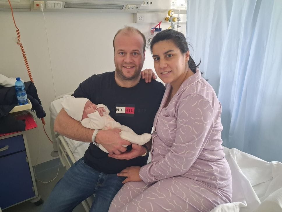 All’ospedale di Seriate è nata Melanie: qui con la mamma Isabel Arrigoni e il papà Diego Corna