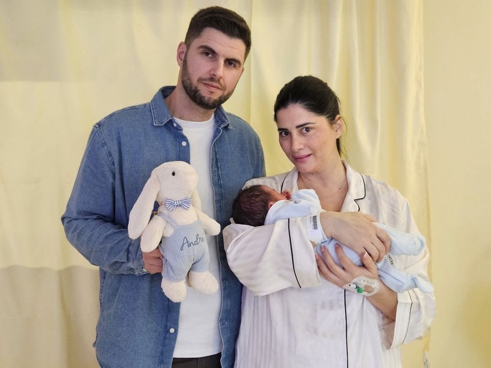 Il piccolo Andrè Kadria con mamma Sabahei Berisha e papà Denis Kadria: è nato all’ospedale Papa Giovanni XXIII di Bergamo
