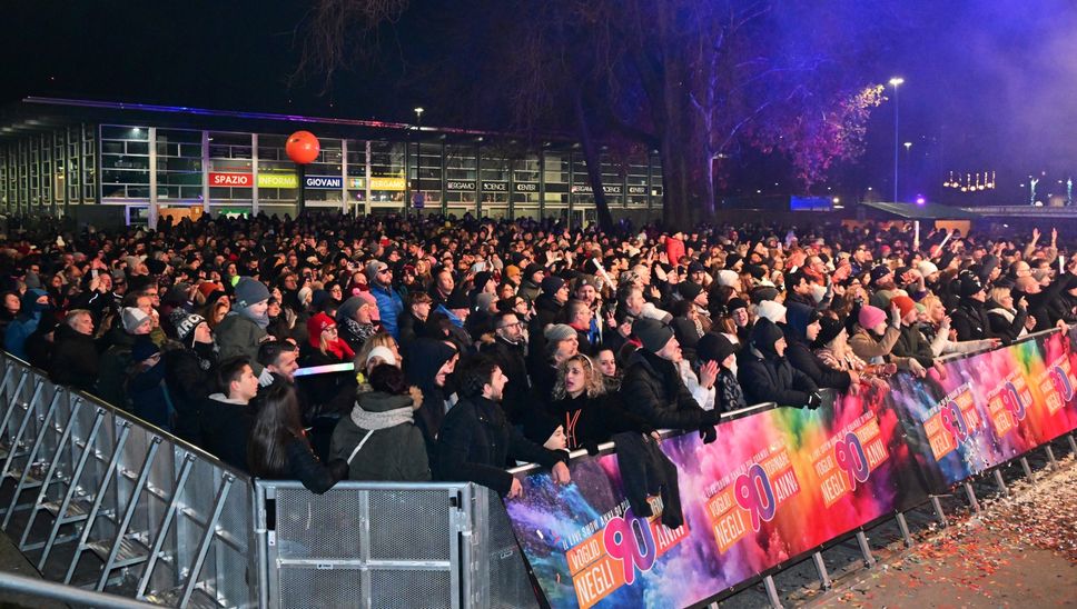 La folla sul piazzale Alpini per lo show in attesa di Capodanno