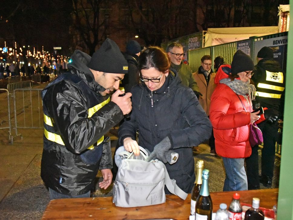 Controlli agli ingressi del piazzale Alpini