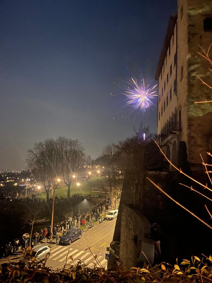 Folla in Città Alta per assistere ai fuochi di San Silvestro