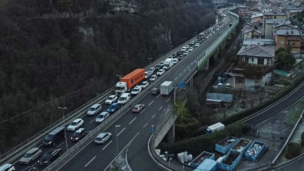 Traffico sulla statale 470 della Valle Brembana