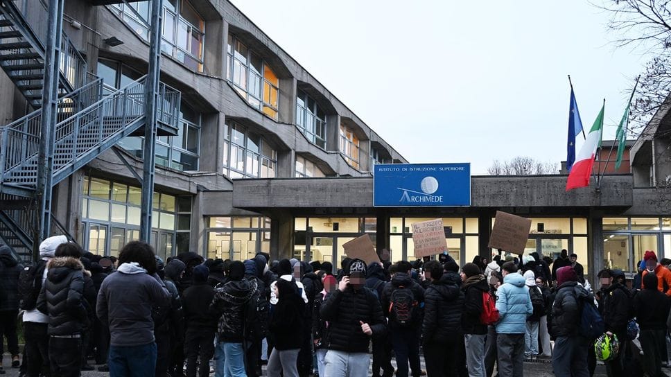 Lo sciopero degli studenti all’Archimede di Treviglio per le aule fredde