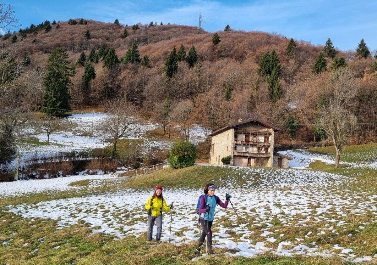 a località Ünì (con il casolare costruito sui resti del castello)