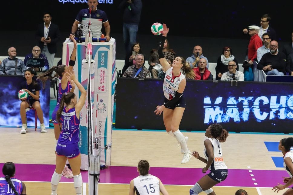 Kendal Kipp, a destra in schiacciata: il martello Usa è la trascinatrice delle rossoblù