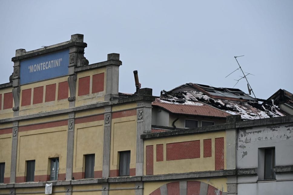 L’incendio all’ex Montecatini: i danni all’edificio a Romano