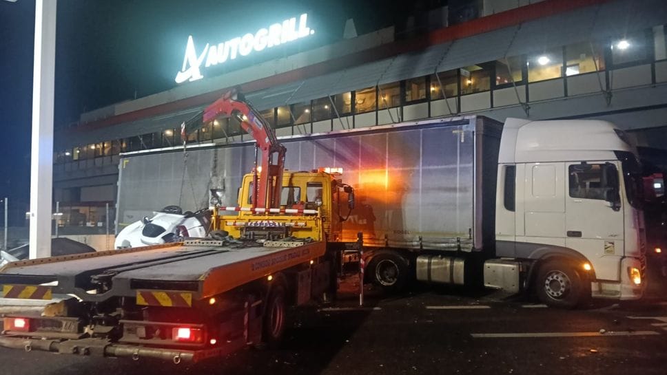 Lo schianto all’area di servizio Sebino Sud: ferito gravemente un 27enne bergamasco