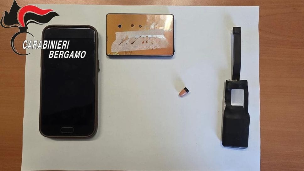 Il materiale sequestrato dai carabinieri di Curno