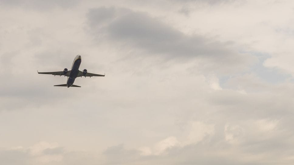 Un aereo decolla da Orio
