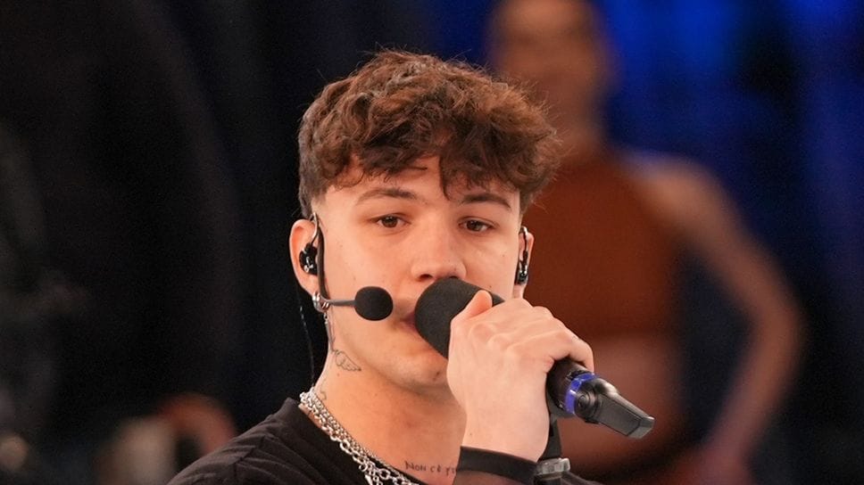 Simone Opini, in arte Opi, mentre canta ad «Amici»